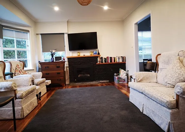 Cheerful 4 Bedroom Holiday Home