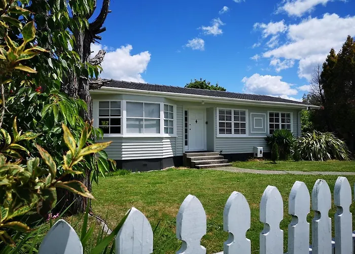 Cheerful 4 Bedroom Holiday Home