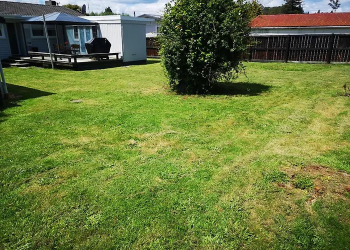 Cheerful 4 Bedroom Holiday Home