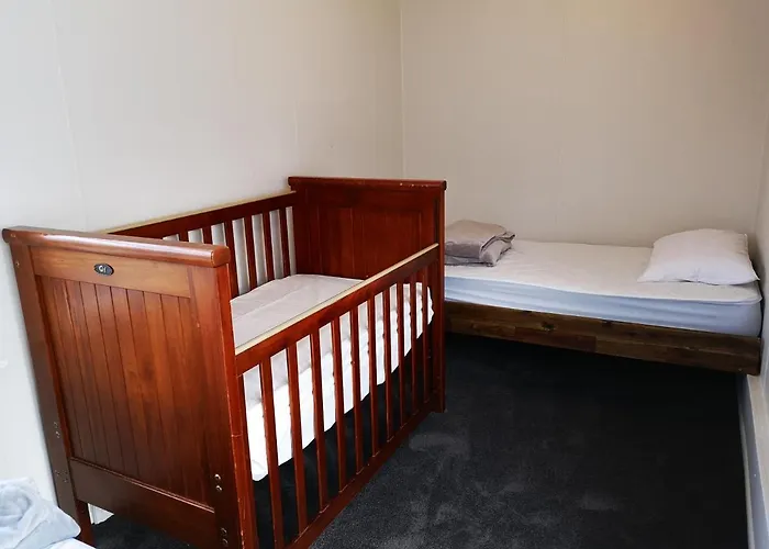 Cheerful 4 Bedroom Holiday Home